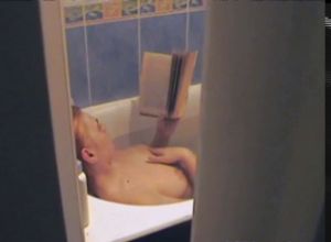 Скрытно снимает как сестра мастурбирует в ванной